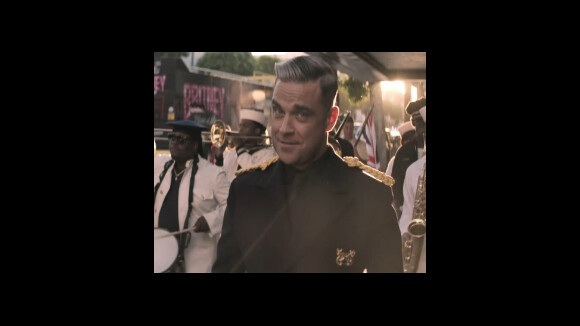 Robbie Williams : Capitaine de bateau sexy dans le clip de ''Go Gentle''