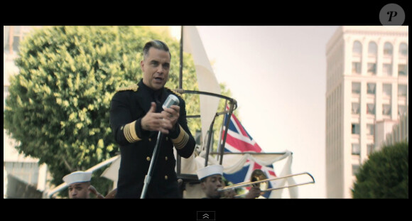 Robbie Williams, capitaine de bateau dans Go Gentle.