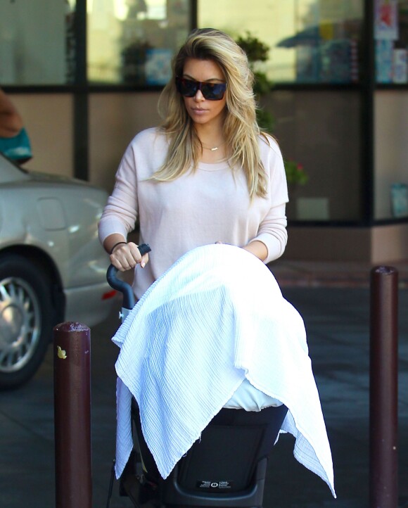 Kim Kardashian lors d'une promenade à Beverly Hills le 10 octobre 2013