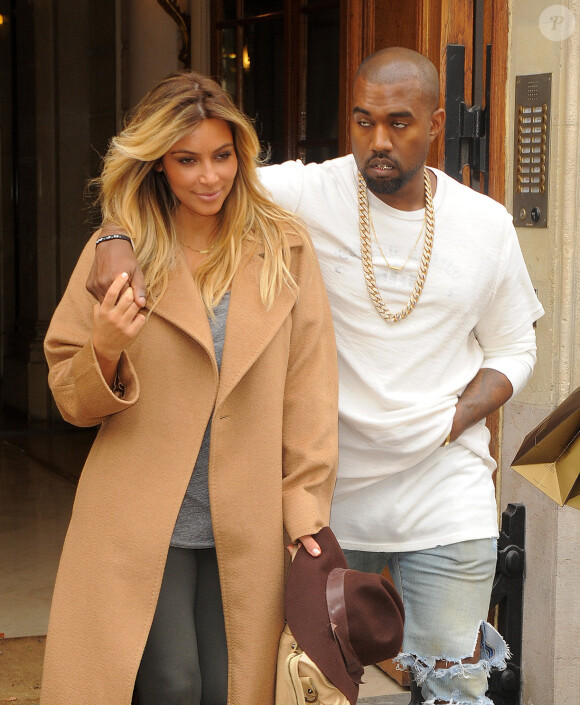 Kim Kardashian et le rappeur Kanye West sortent de leur hôtel parisien pour une balade amoureuse fin septembre 2013. Le couple devrait se marier dans l'année.