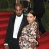 Kim Kardashian et Kanye West lors du MET Ball en mai 2013. Le couple s'est fiancé le 21 octobre 2013