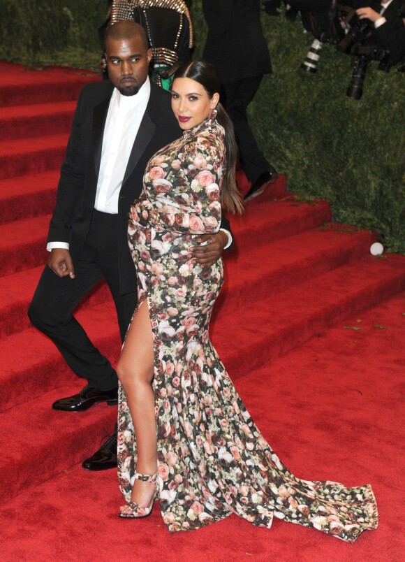 Kim Kardashian et Kanye West lors du MET Ball en mai 2013. Le couple s'est fiancé le 21 octobre 2013