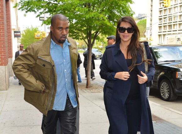 Kim Kardashian, enceinte, et Kanye West se promènent à New York, le 6 mai 2013.