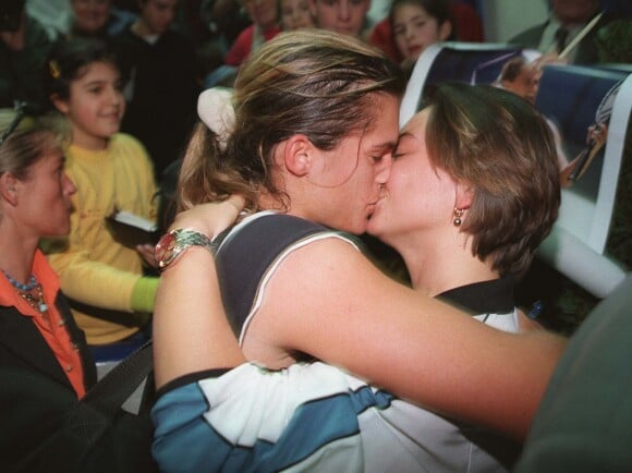 Amélie Mauresmo et sa compagne Sylvie Bourdon lors du tournoi de Paris, le 28 février 1999