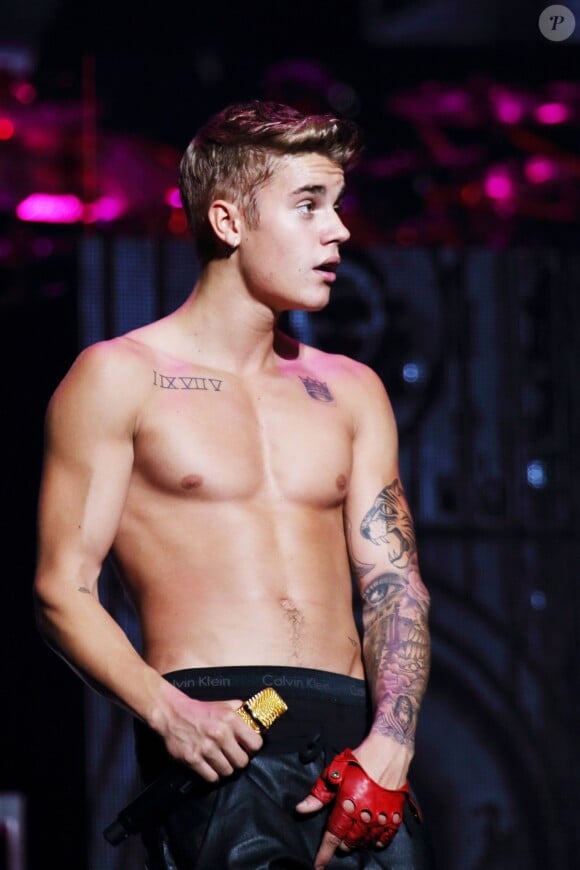 Le sexy Justin Bieber, torse nu en concert à Pekin en Chine, le 29 septembre 2013.