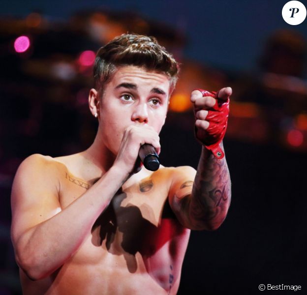 Justin Bieber, torse nu en concert à Pekin en Chine, le 29 septembre 2013.