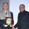 Costa Gavras reçoit un prix d'honneur lors de la soirée d'ouverture du 17 octobre 2013 du 15e Festival du Film de Mumbai (Bombay) qui se tient en Inde jusqu'au 24 octobre 2013