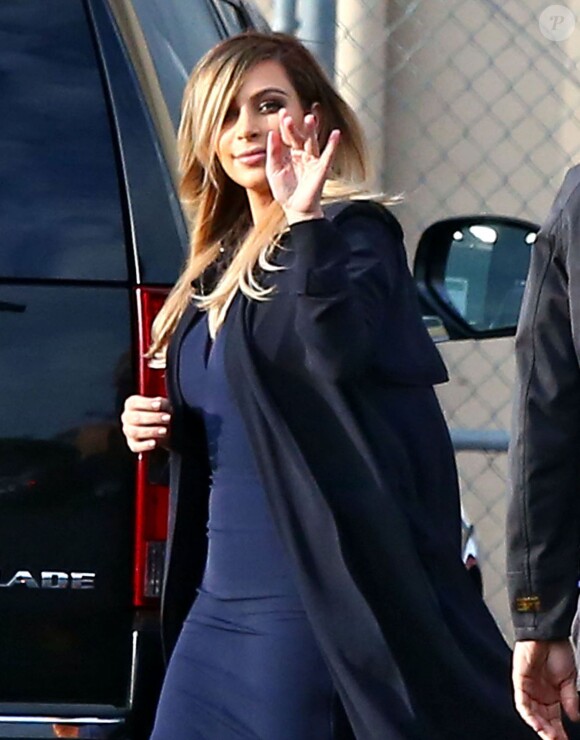 Kim Kardashian et sa fille North West accompagnent Kanye West alors qu'il se rend sur le plateau du "Jimmy Kimmel Live" à Hollywood, le 9 octobre 2013.