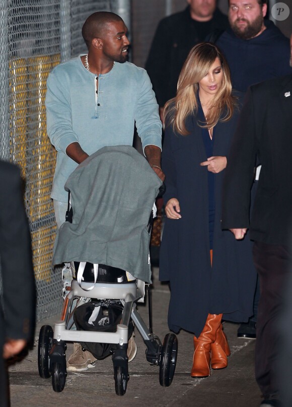 Kim Kardashian et sa fille North West accompagnent Kanye West alors qu'il se rend sur le plateau du "Jimmy Kimmel Live" à Hollywood, le 9 octobre 2013.