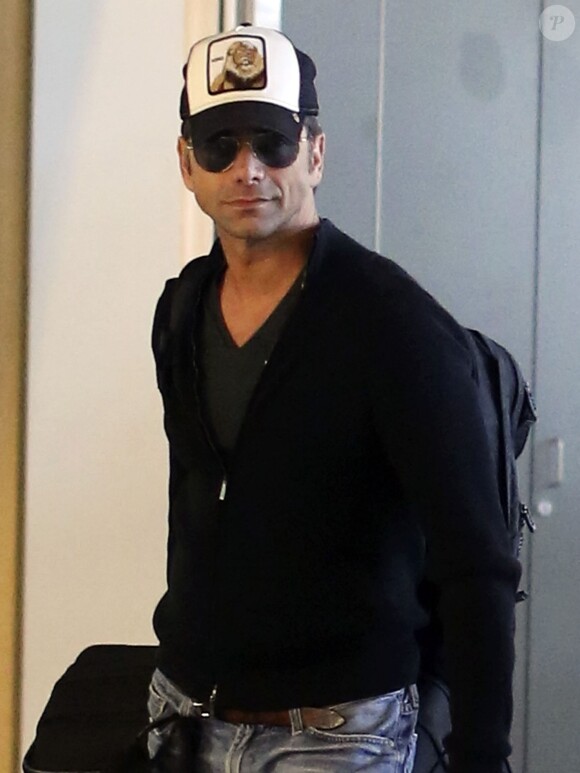 Exclusif - John Stamos à l'aéroport de Vancouver pour prendre un avion pour Los Angeles. Le 31 mars 2013.