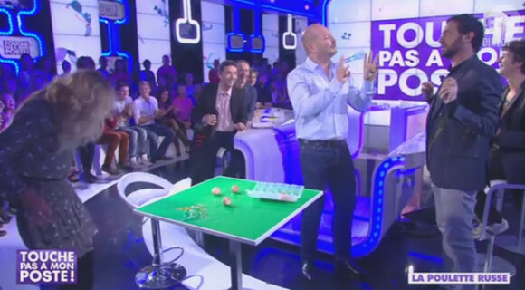 Cauet se retrouve couvert d'oeuf dans Touche pas à mon poste le 24 octobre 2013 sur D8