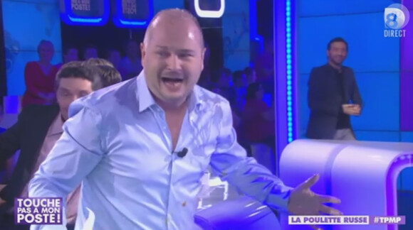 Cauet se retrouve couvert d'oeuf dans Touche pas à mon poste le 24 octobre 2013 sur D8