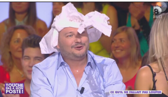 Cauet se retrouve couvert d'oeuf dans Touche pas à mon poste le 24 octobre 2013 sur D8
