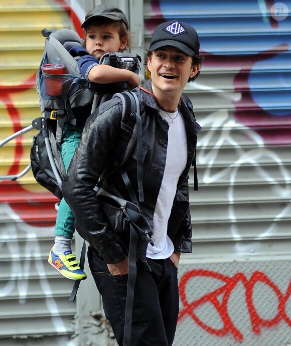 Orlando Bloom et son fils Flynn à New York, le 14 octobre 2013.