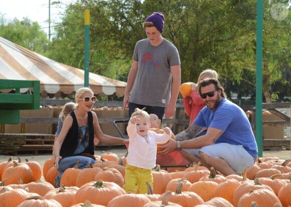 Tori Spelling et Dean McDermott cherchent une citrouille chez Pumpkin Patch, avec leurs enfants Finn, Liam, Stella et Hattie à Los Angeles, le 13 octobre 2013.