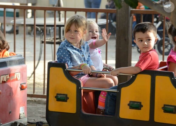 Tori Spelling et Dean McDermott cherchent une citrouille chez Pumpkin Patch, avec leurs enfants Finn, Liam, Stella et Hattie à Los Angeles, le 13 octobre 2013.