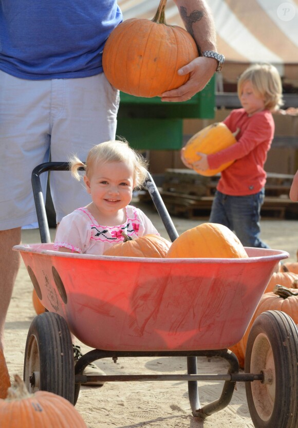 Tori Spelling et Dean McDermott cherchent une citrouille chez Pumpkin Patch, avec leurs enfants Finn, Liam, Stella et Hattie à Los Angeles, le 13 octobre 2013.