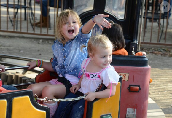 Tori Spelling et Dean McDermott cherchent une citrouille chez Pumpkin Patch, avec leurs enfants Finn, Liam, Stella et Hattie à Los Angeles, le 13 octobre 2013.