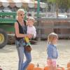 Tori Spelling et Dean McDermott cherchent une citrouille chez Pumpkin Patch, avec leurs enfants Finn, Liam, Stella et Hattie à Los Angeles, le 13 octobre 2013.