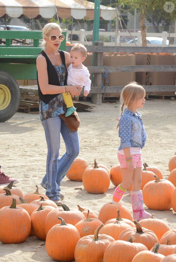 Tori Spelling et Dean McDermott cherchent une citrouille chez Pumpkin Patch, avec leurs enfants Finn, Liam, Stella et Hattie à Los Angeles, le 13 octobre 2013.
