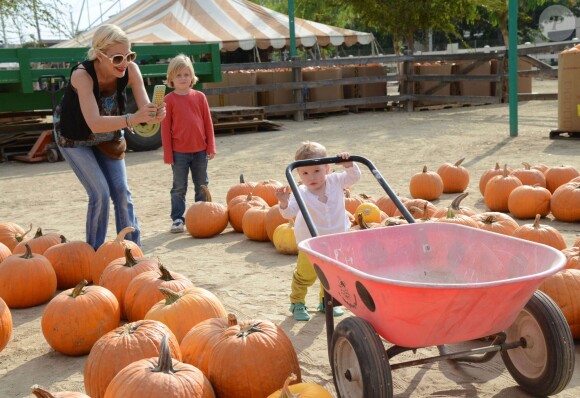 Tori Spelling et Dean McDermott cherchent une citrouille chez Pumpkin Patch, avec leurs enfants Finn, Liam, Stella et Hattie à Los Angeles, le 13 octobre 2013.