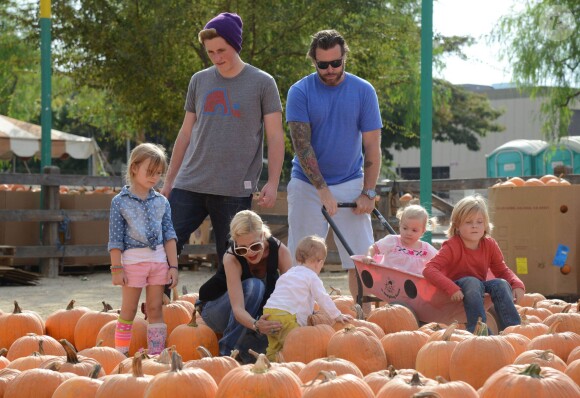 Tori Spelling et Dean McDermott cherchent une citrouille chez Pumpkin Patch, avec leurs enfants Finn, Liam, Stella et Hattie à Los Angeles, le 13 octobre 2013.