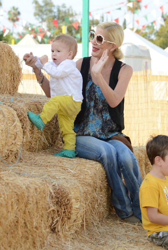 Tori Spelling et Dean McDermott cherchent une citrouille chez Pumpkin Patch, avec leurs enfants Finn, Liam, Stella et Hattie à Los Angeles, le 13 octobre 2013.