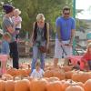 Tori Spelling et son mari Dean McDermott cherchent une citrouille chez Pumpkin Patch, avec leurs enfants Finn, Liam, Stella et Hattie à Los Angeles, le 13 octobre 2013.