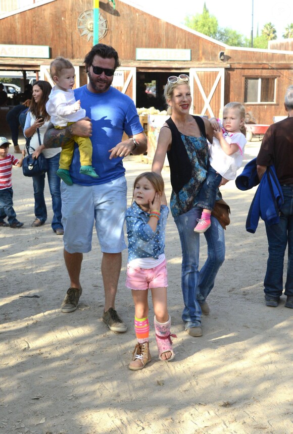 Tori Spelling et Dean McDermott cherchent une citrouille chez Pumpkin Patch, avec leurs enfants Finn, Liam, Stella et Hattie à Los Angeles, le 13 octobre 2013.