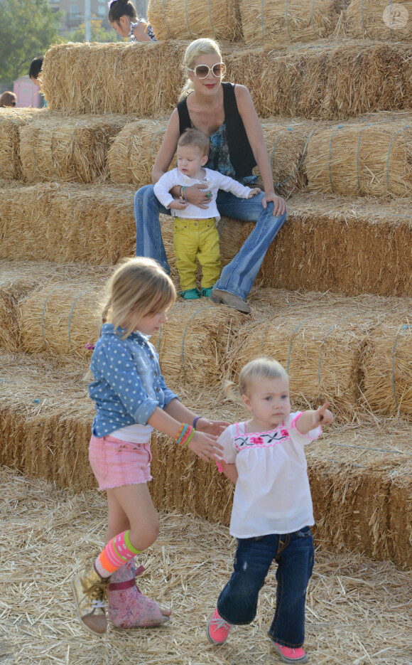 Tori Spelling et Dean McDermott cherchent une citrouille chez Pumpkin Patch, avec leurs enfants Finn, Liam, Stella et Hattie à Los Angeles, le 13 octobre 2013.