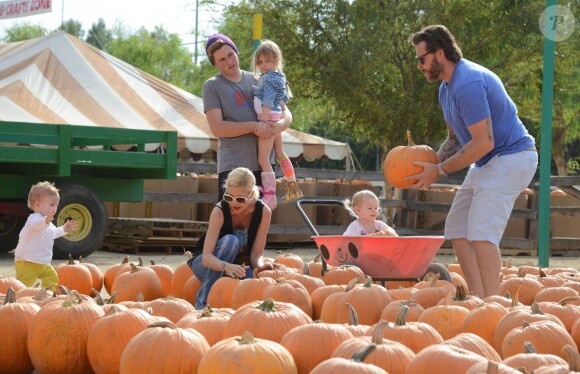 Tori Spelling et Dean McDermott cherchent une citrouille chez Pumpkin Patch, avec leurs enfants Finn, Liam, Stella et Hattie à Los Angeles, le 13 octobre 2013.