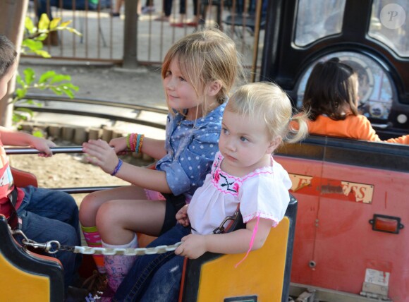 Tori Spelling et Dean McDermott cherchent une citrouille chez Pumpkin Patch, avec leurs enfants Finn, Liam, Stella et Hattie à Los Angeles, le 13 octobre 2013.