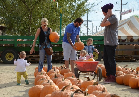 Tori Spelling et Dean McDermott cherchent une citrouille chez Pumpkin Patch, avec leurs enfants Finn, Liam, Stella et Hattie à Los Angeles, le 13 octobre 2013.