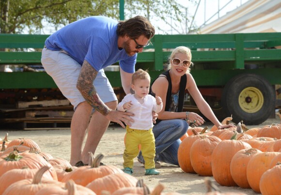 La jolie Tori Spelling et Dean McDermott cherchent une citrouille chez Pumpkin Patch, avec leurs enfants Finn, Liam, Stella et Hattie à Los Angeles, le 13 octobre 2013.