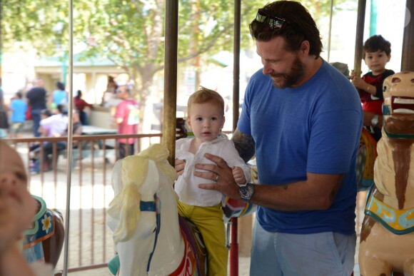 Tori Spelling et Dean McDermott cherchent une citrouille chez Pumpkin Patch, avec leurs enfants Finn, Liam, Stella et Hattie à Los Angeles, le 13 octobre 2013.