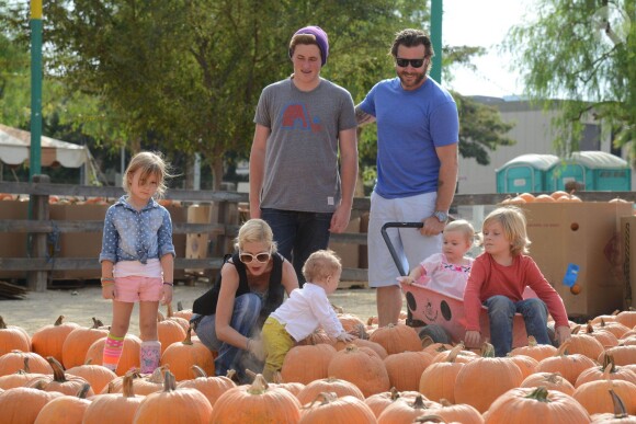 Tori Spelling et Dean McDermott cherchent une citrouille chez Pumpkin Patch, avec leurs enfants Finn, Liam, Stella et Hattie à Los Angeles, le 13 octobre 2013.