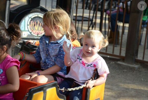 Tori Spelling et Dean McDermott cherchent une citrouille chez Pumpkin Patch, avec leurs enfants Finn, Liam, Stella et Hattie à Los Angeles, le 13 octobre 2013.