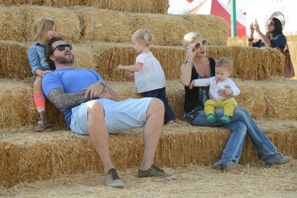 Tori Spelling et Dean McDermott cherchent une citrouille chez Pumpkin Patch, avec leurs enfants Finn, Liam, Stella et Hattie à Los Angeles, le 13 octobre 2013.