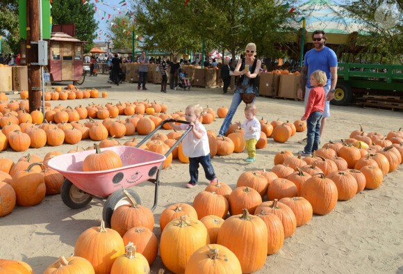 Tori Spelling et Dean McDermott cherchent une citrouille chez Pumpkin Patch, avec leurs enfants Finn, Liam, Stella et Hattie à Los Angeles, le 13 octobre 2013.