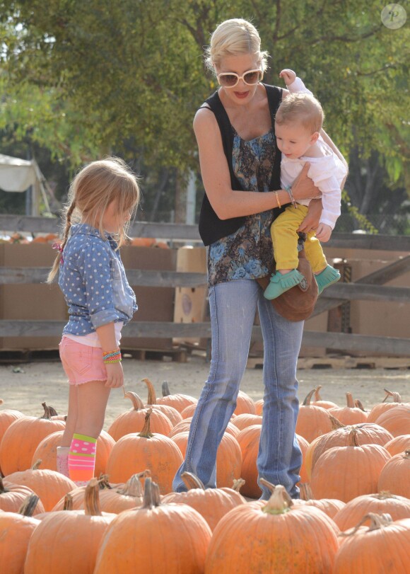 Tori Spelling et Dean McDermott cherchent une citrouille chez Pumpkin Patch, avec leurs enfants Finn, Liam, Stella et Hattie à Los Angeles, le 13 octobre 2013.