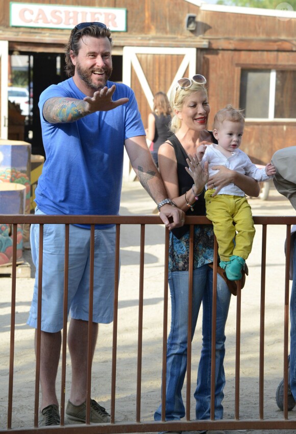 Tori Spelling et Dean McDermott cherchent une citrouille chez Pumpkin Patch, avec leurs enfants Finn, Liam, Stella et Hattie à Los Angeles, le 13 octobre 2013.