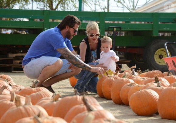 Tori Spelling et Dean McDermott cherchent une citrouille chez Pumpkin Patch, avec leurs enfants Finn, Liam, Stella et Hattie à Los Angeles, le 13 octobre 2013.