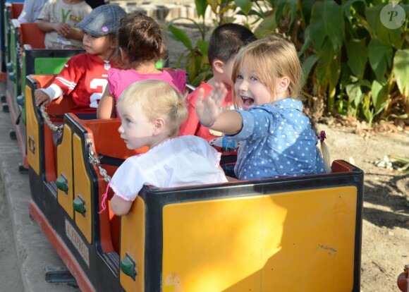 Tori Spelling et Dean McDermott cherchent une citrouille chez Pumpkin Patch, avec leurs enfants Finn, Liam, Stella et Hattie à Los Angeles, le 13 octobre 2013.