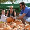 Tori Spelling et Dean McDermott cherchent une citrouille chez Pumpkin Patch, avec leurs nombreux enfants Finn, Liam, Stella et Hattie à Los Angeles, le 13 octobre 2013.