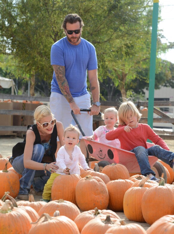 Tori Spelling et Dean McDermott cherchent une citrouille chez Pumpkin Patch, avec leurs enfants Finn, Liam, Stella et Hattie à Los Angeles, le 13 octobre 2013.
