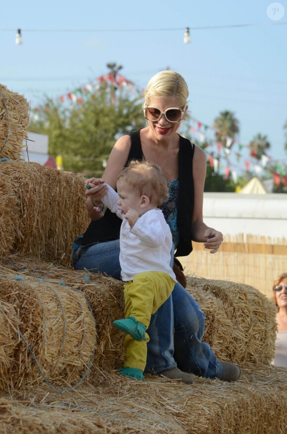 Tori Spelling et Dean McDermott cherchent une citrouille chez Pumpkin Patch, avec leurs enfants Finn, Liam, Stella et Hattie à Los Angeles, le 13 octobre 2013.