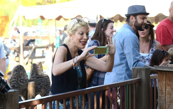 Tori Spelling et Dean McDermott cherchent une citrouille chez Pumpkin Patch, avec leurs enfants Finn, Liam, Stella et Hattie à Los Angeles, le 13 octobre 2013.