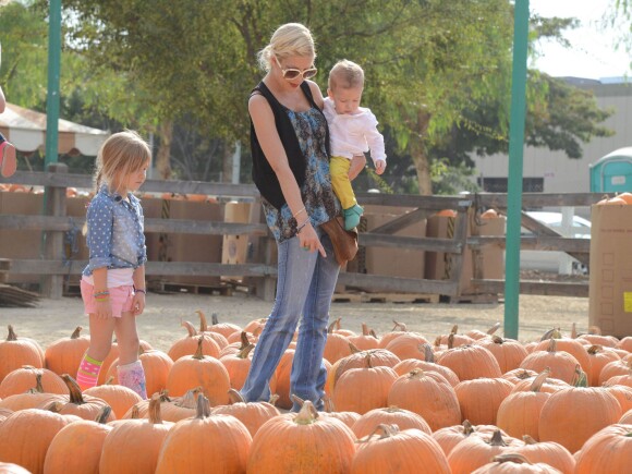 Tori Spelling et Dean McDermott cherchent une citrouille chez Pumpkin Patch, avec leurs enfants Finn, Liam, Stella et Hattie à Los Angeles, le 13 octobre 2013.