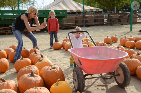 Tori Spelling et Dean McDermott cherchent une citrouille chez Pumpkin Patch, avec leurs enfants Finn, Liam, Stella et Hattie à Los Angeles, le 13 octobre 2013.