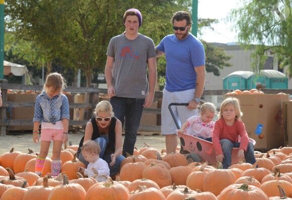 Tori Spelling et Dean McDermott cherchent une citrouille chez Pumpkin Patch, avec leurs enfants Finn, Liam, Stella et Hattie à Los Angeles, le 13 octobre 2013.